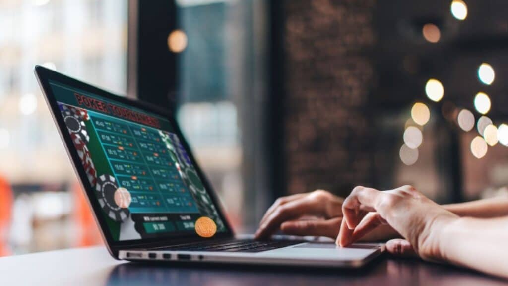 Person looking at online casino on a laptop